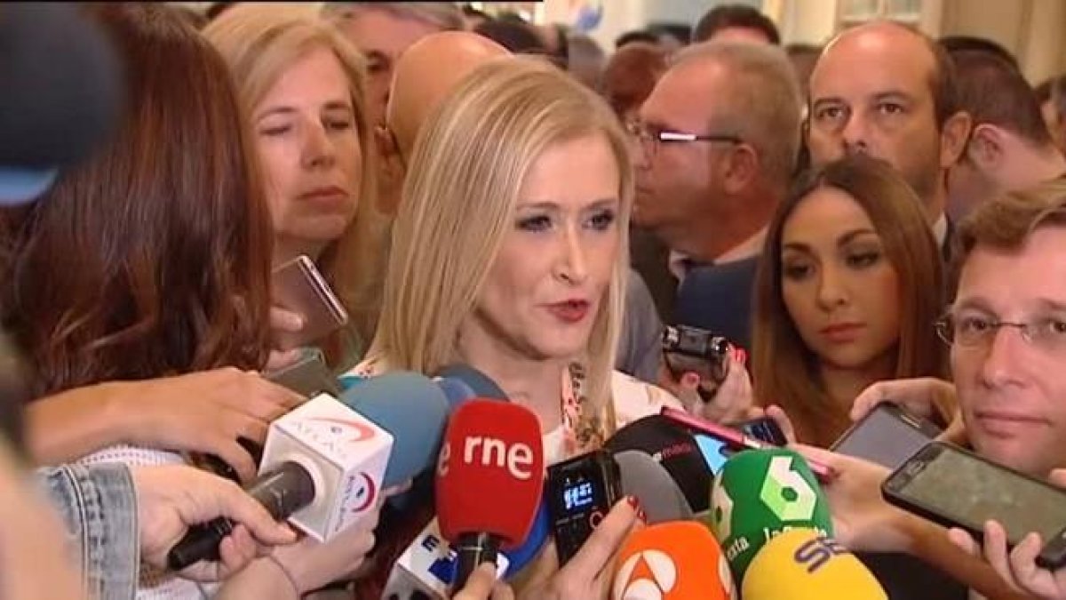 La presidenta madrileña decidirá durante el debate si interviene en el mismo.-