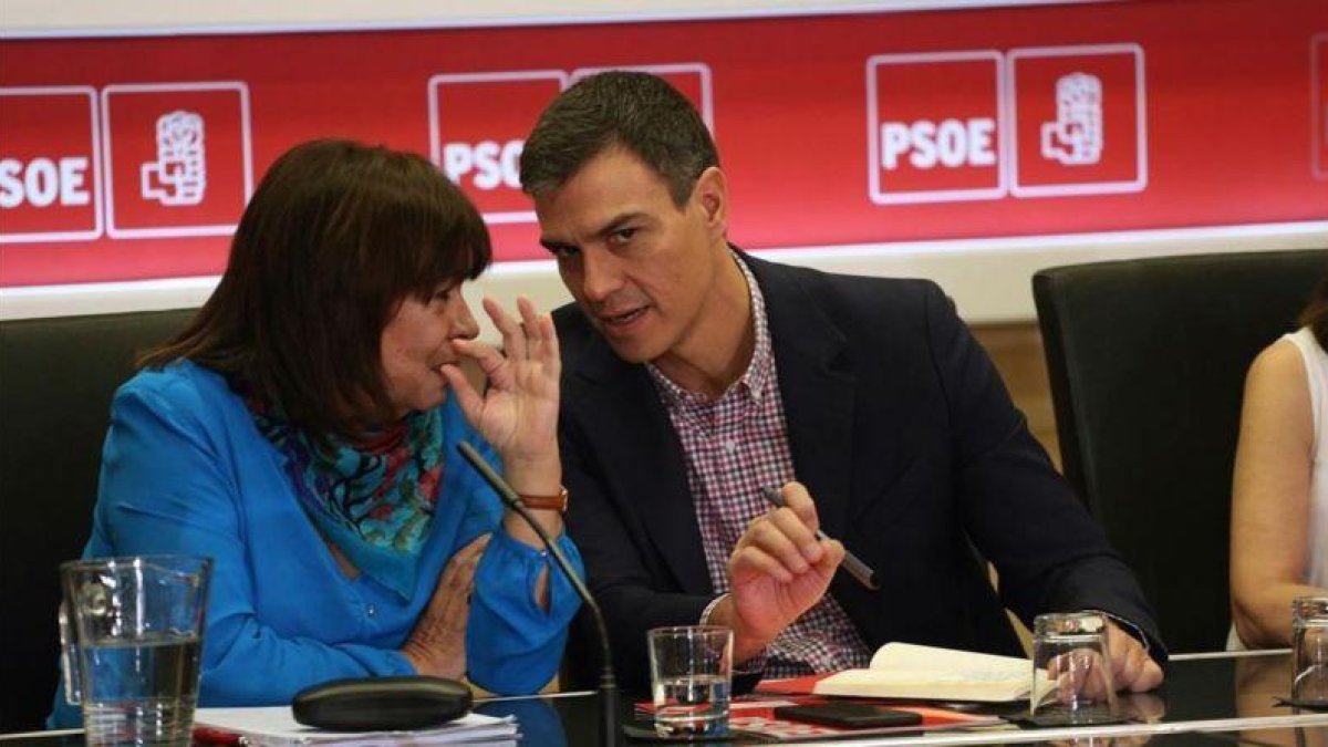 Pedro Sánchez habla con la presidenta del PSOE, Cristina Narbona, este lunes en la sede del partido.-DAVID CASTRO