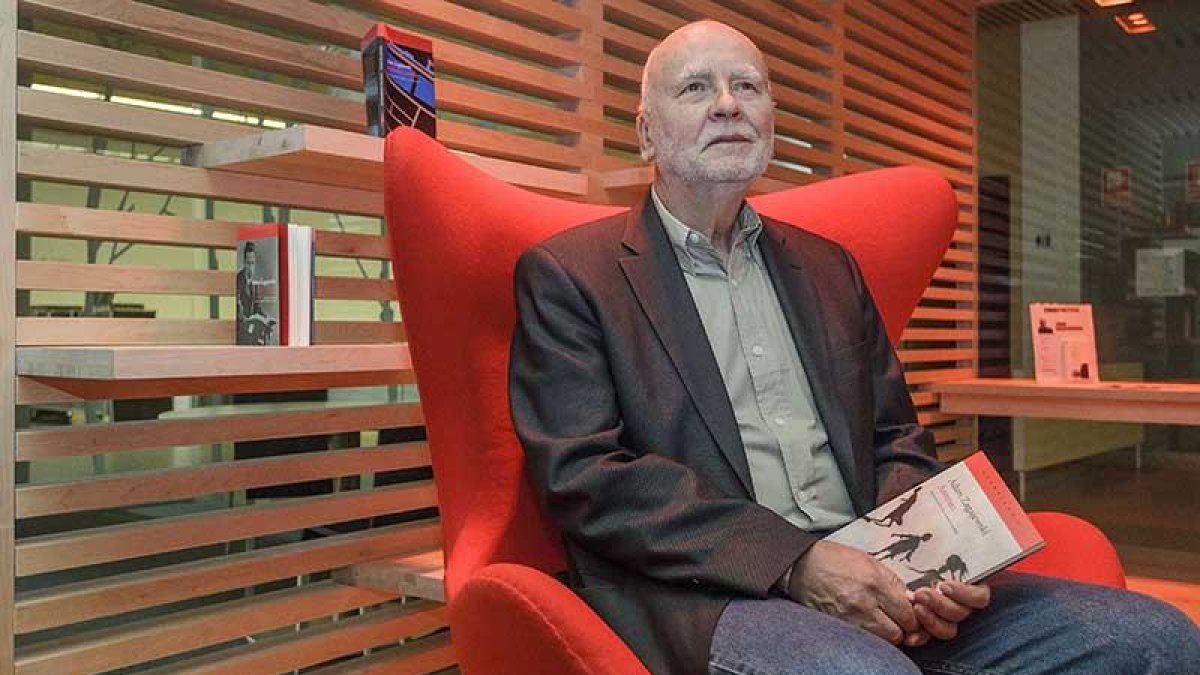 Adam Zagajewski posó dentro del Cubo Poético del MEH, donde ya están ‘escondidos’ siete de sus poemas, para darlo por inaugurado.-Santi Otero