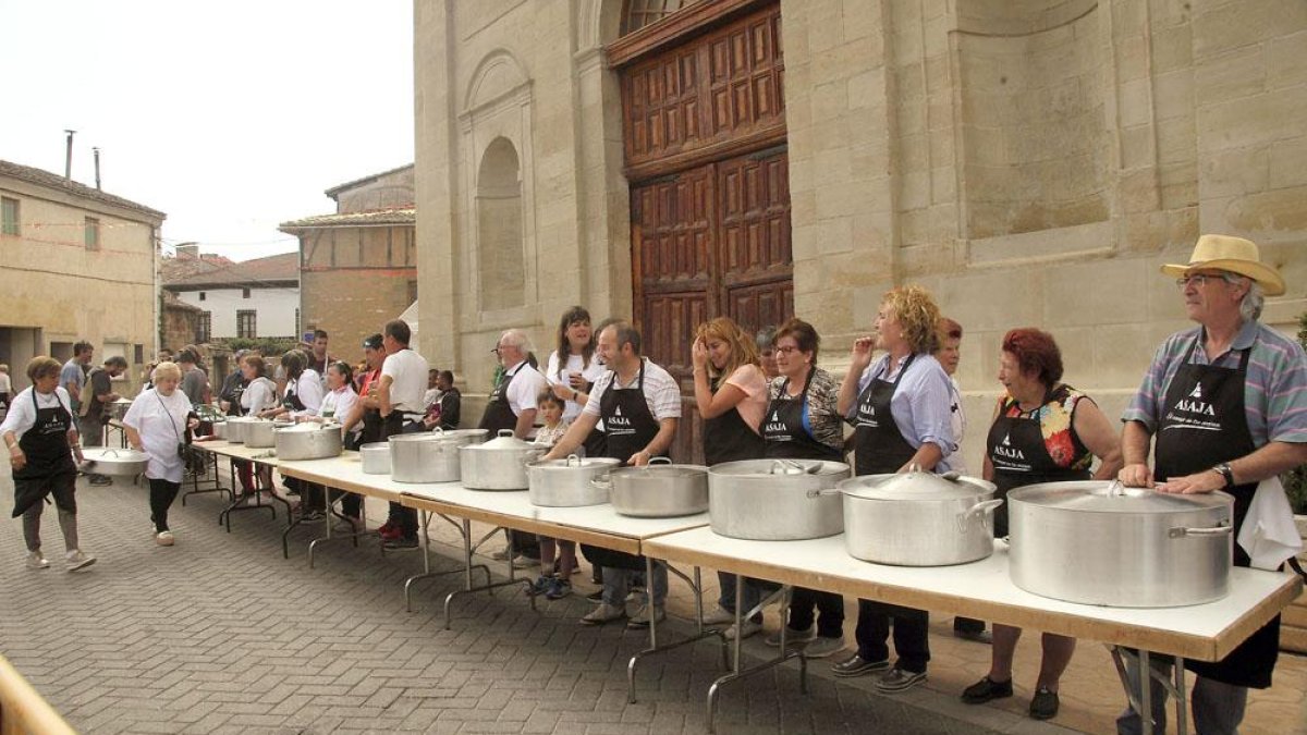 El lechazo es el eje del concurso en el que ayer participaron 26 cocineros, y que finalmente ganó la peña El puntazo.-G. G.
