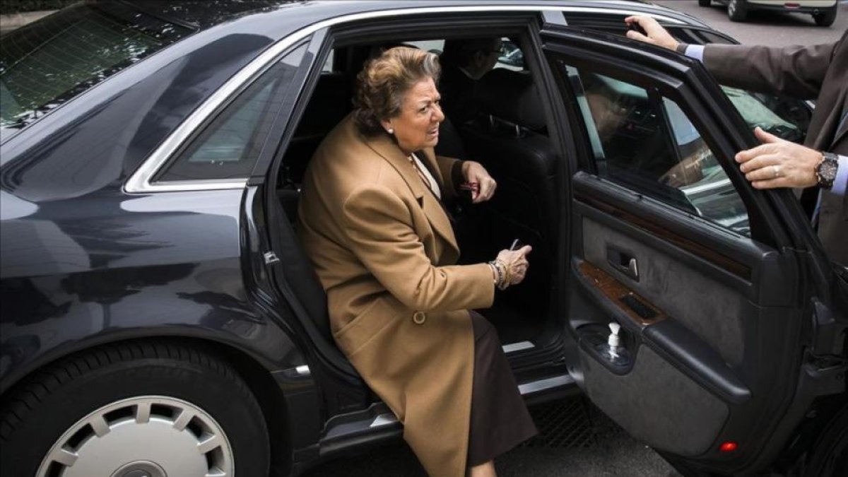 Rita Barberá, en febrero del 2015, baja de uno de los Audi que el Ayuntamiento de Valencia ha sacado a subasta.-MIGUEL LORENZO