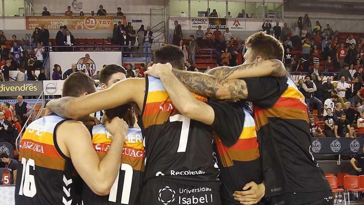Los jugadores del San Pablo celebran su triunfo en Manresa.-ACB PHOTO / J. ALBERCH