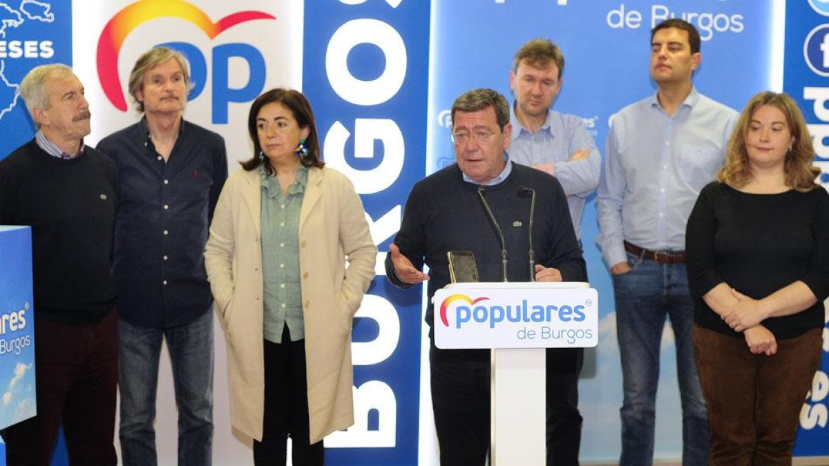 El presidente del PP, César Rico, acompañado de los candidatos alCongreso y alSenado ayer en la sede del PP.-ISRAEL L. MURILLO