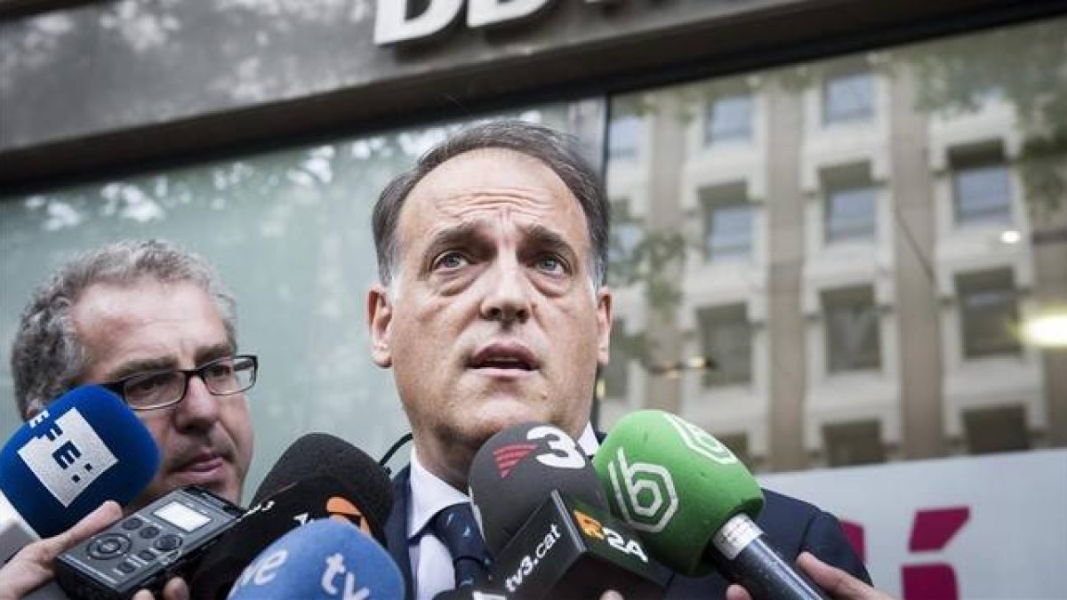 Tebas habla con la prensa antes de demandar a la AFE en la Audiencia Nacional.-Foto: EFE / LUCA PIERGIOVANNI