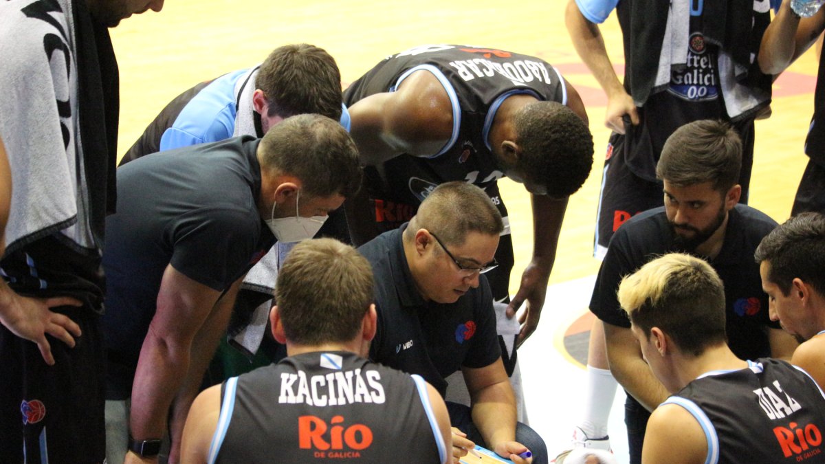 Epi se dirige a los jugadores del Breogán durante un tiempo muerto. TWITTER / @CBBREOGAN