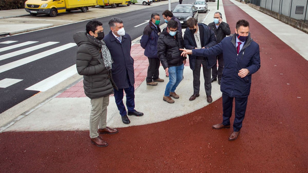 El alcalde de Burgos, Daniel de la Rosa (derecha), ha asistido a comprobar el resultado de las obras en Padre Arregui. TOMÁS ALONSO