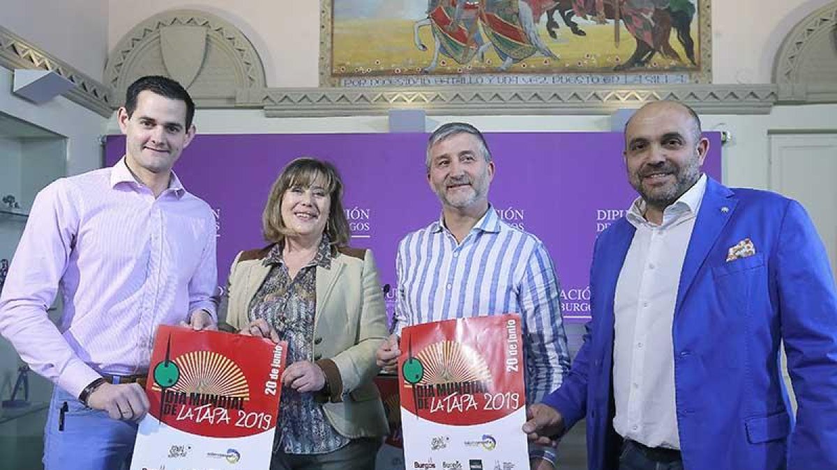 Organizadores y patrocinadores posan con el cartel de esta convocatoria.-R. OCHOA