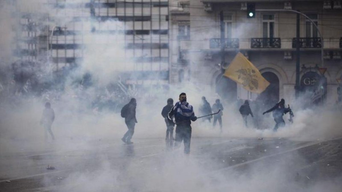 Incidentes en la manifestación en Atenas contra el cambio de nombre de Macedonia.-YANNIS KOLESIDIS (EFE)