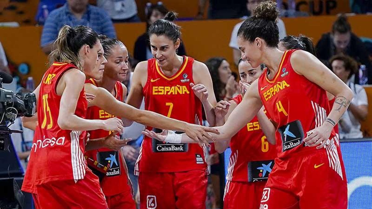 Las jugadoras de la selección española se conjuran durante un partido reciente.-FEB