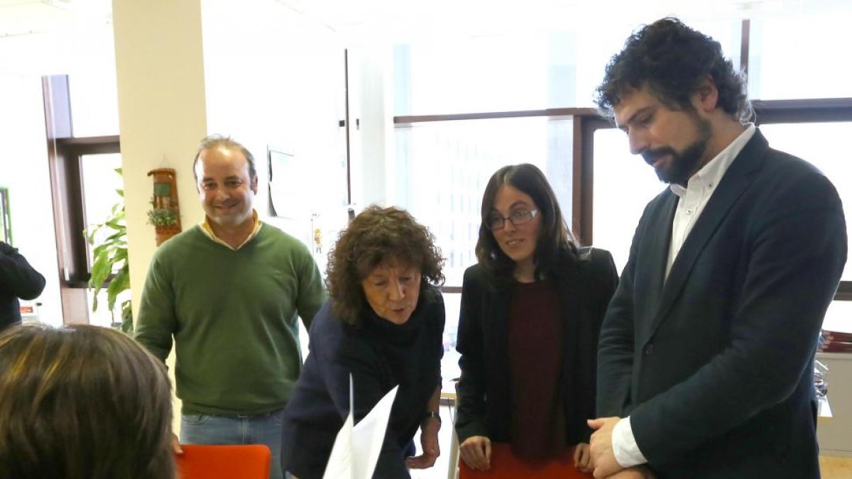 Los representantes de Podemos, C's y PSOE registrando, ayer, la petición de comparecencias.-ICAL