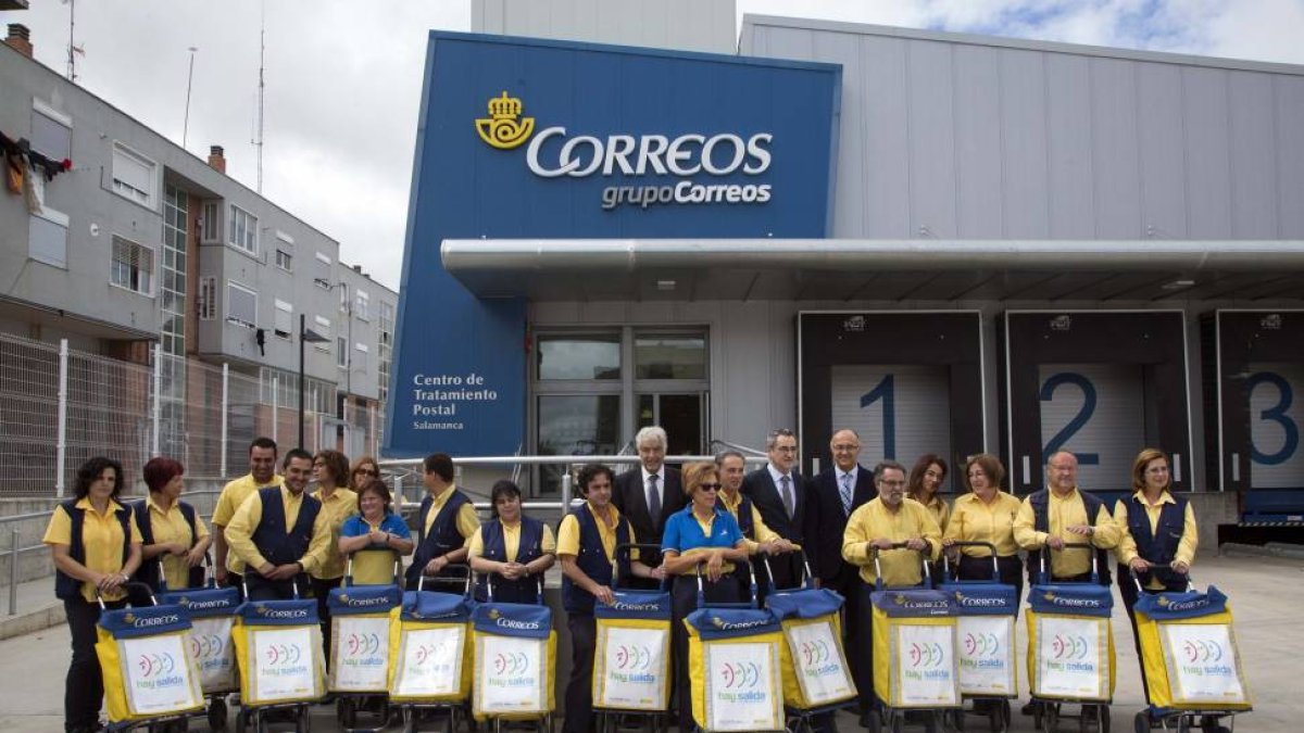 El delegado del Gobierno en Castilla y León, Ramiro Ruiz Medrano, se reúne con el director territorial de Correos Zona 1 (Castilla y León, Asturias y Galicia), Ángel Pérez y con carteros de Salamanca, por su adhesión a la campaña 'Hay salida' contra la vi-Ical