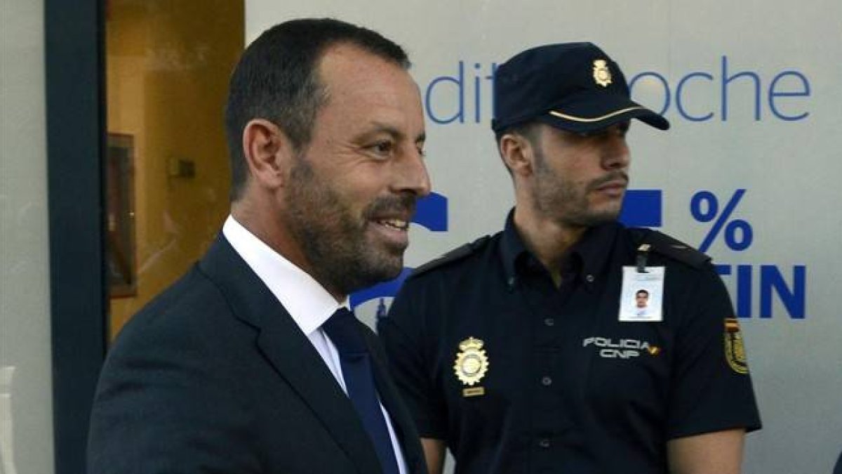 Sandro Rosell, antes de declarar ante el juez por el caso Neymar.-Foto: MAYA BALANYA