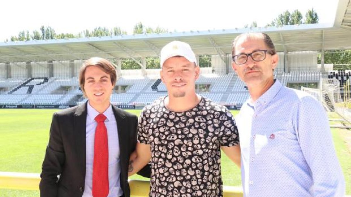 Franco Caselli y Hércules Philipe Souza posan con el presidente del Calahorra tras acordar la cesión del jugador. BURGOS CF