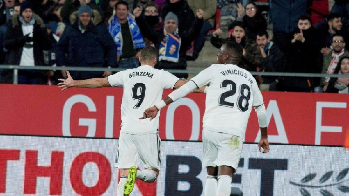 Benzema y Vinicius celebran un gol del Madrid.-EFE