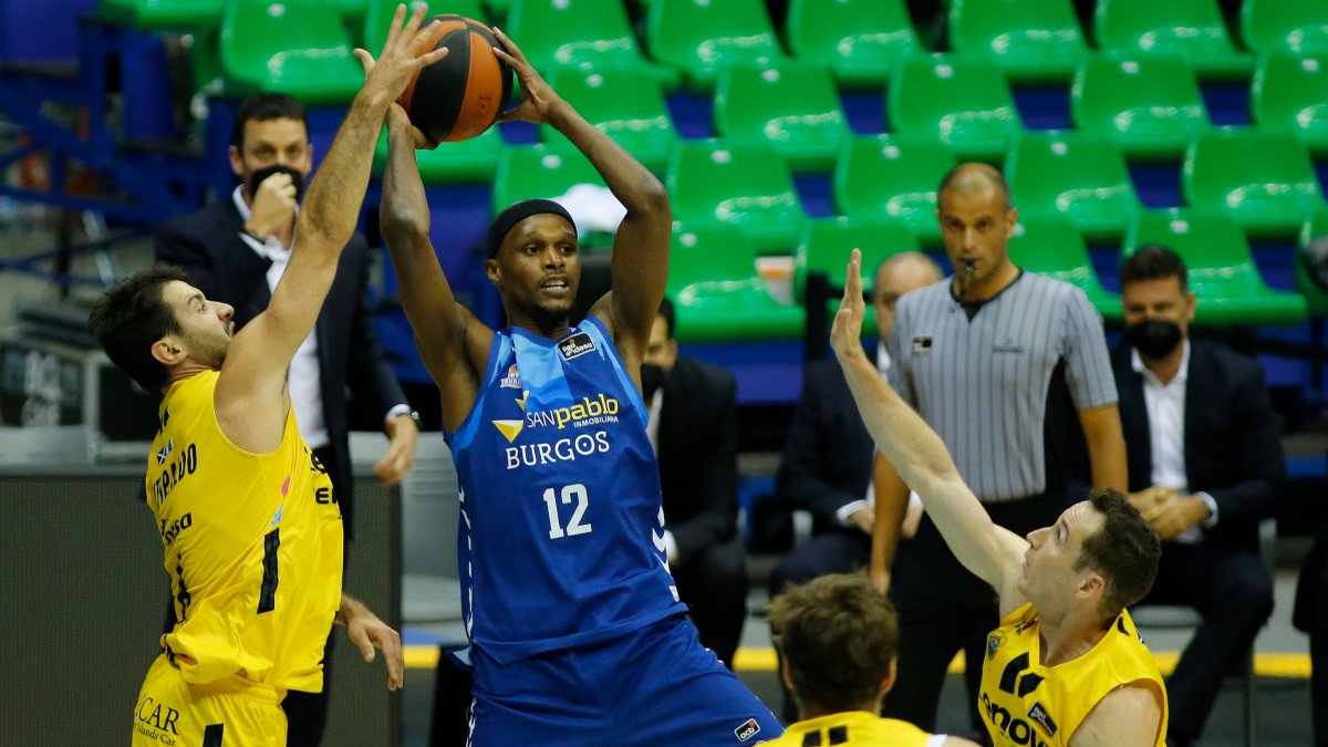 McFadden busca el pase en el salto en un partido ante el Tenerife. SANTI OTERO