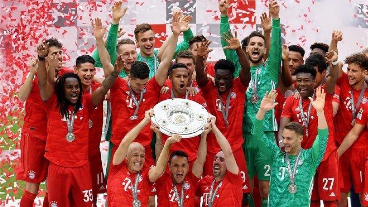 Los jugadores del Bayern celebran el título de la Bundesliga.-EL PERIÓDICO
