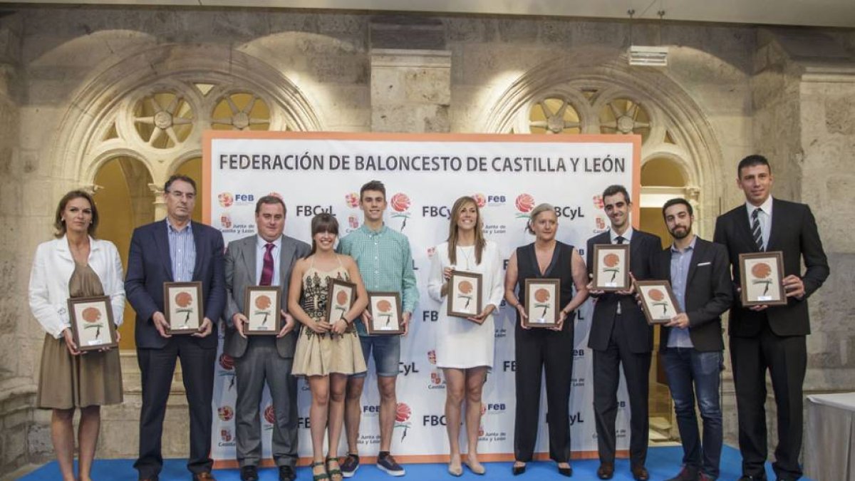 Foto oficial de los galardonados por laFederación de Castilla y León, ayer.-SANTI OTERO