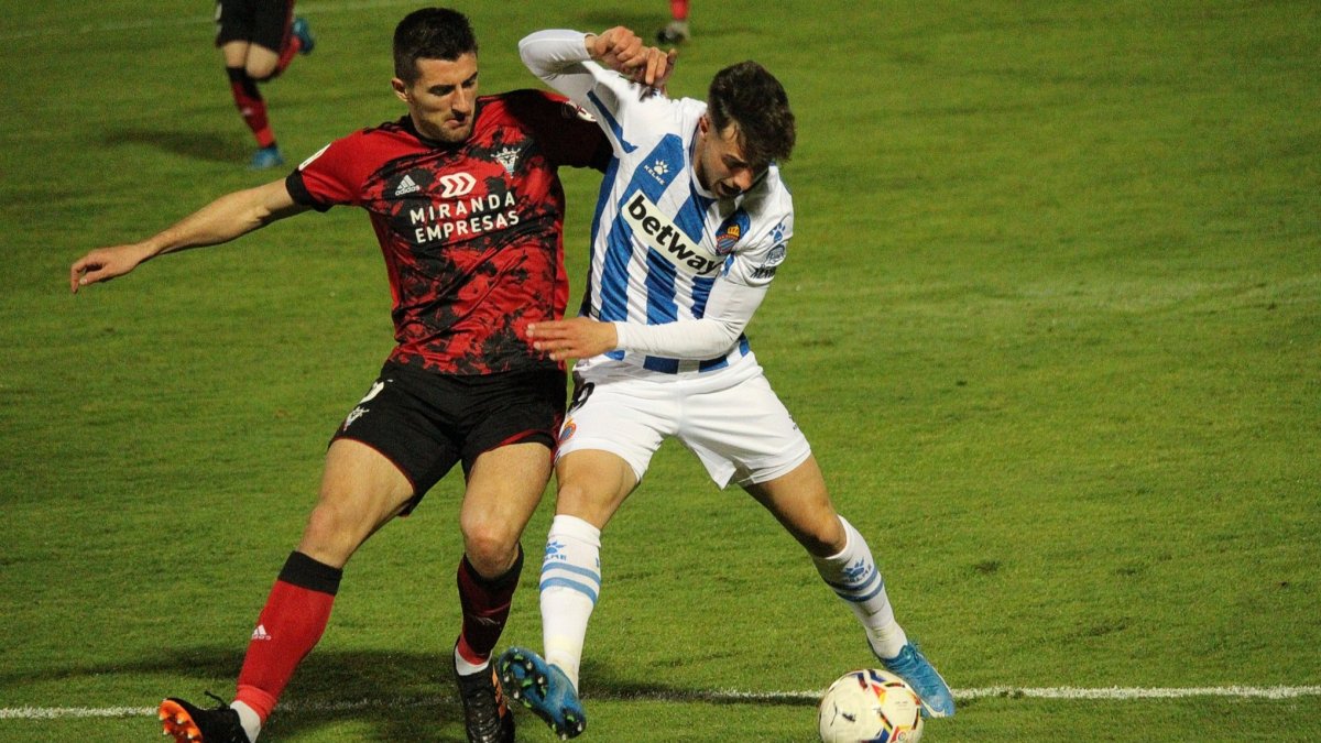 Vivian presiona a un rival. TWITTER / @CDMIRANDÉS / LALIGA