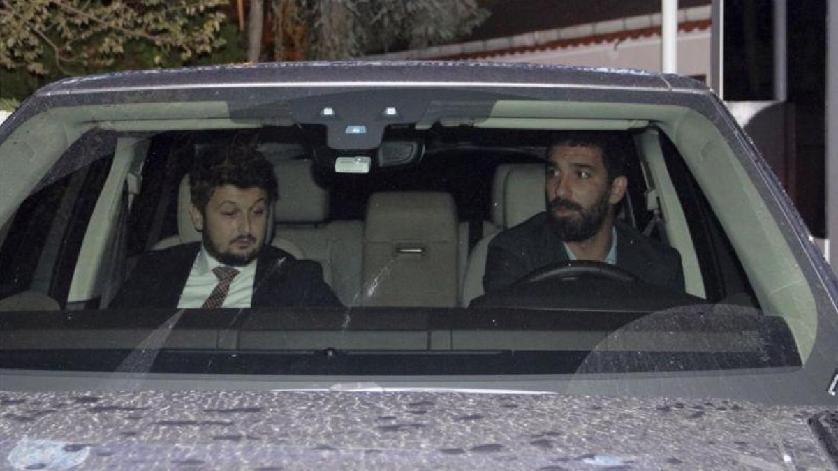 Arda Turan sale de la comisaría donde declaró con su abogado el pasado 11 de octubre-AP