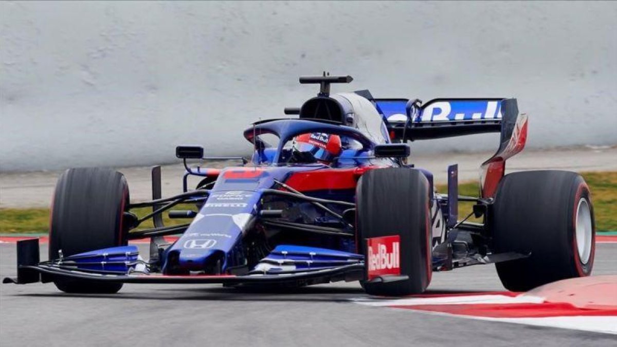 El ruso Daniil Kvyat ha revolucionado hoy los ensayos de F-1 de Montmeló al lograr el mejor tiempo con el Toro Rosso-Honda.-EFE / ALEJANDRO GARCÍA