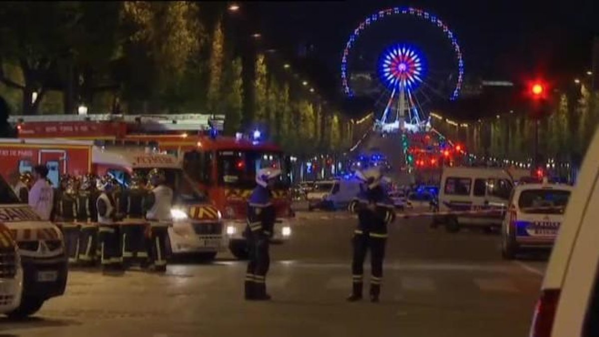 Los Campos Elíseos tras el atentadoi esta noche en París.-