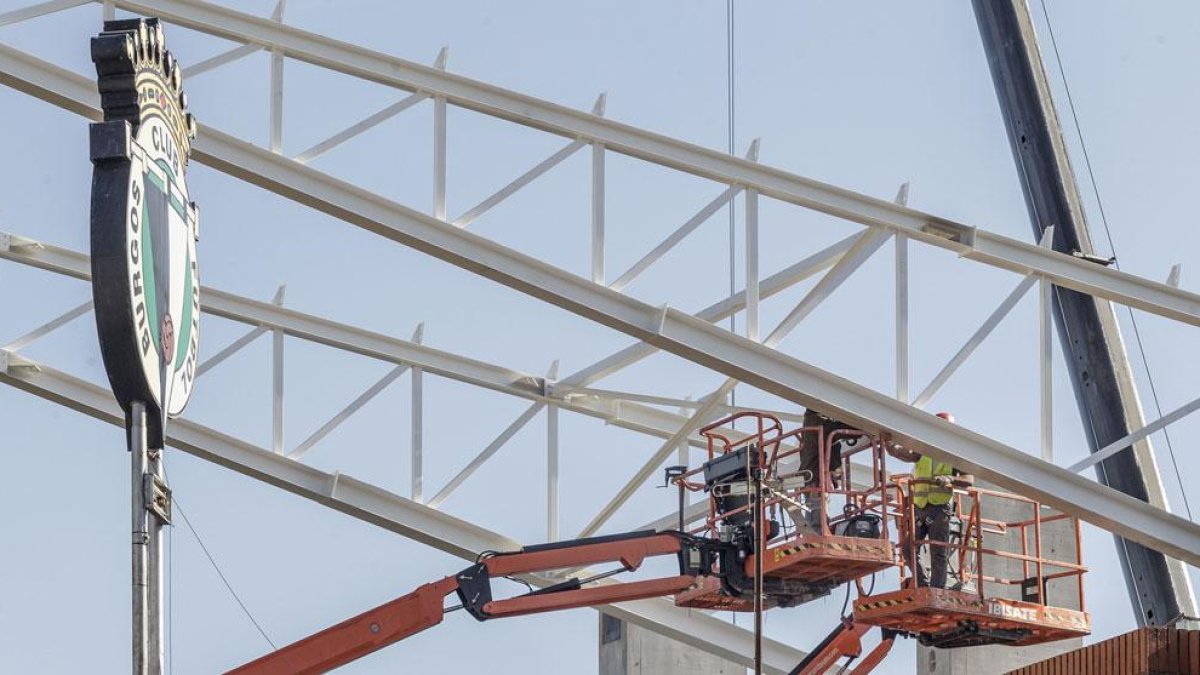 Los trabajos de remodelación de El Plantío siguen su curso y la empresa encargada de la obra comenzó ayer a instalar la estructura metálica del Fondo Sur.-SANTI OTERO