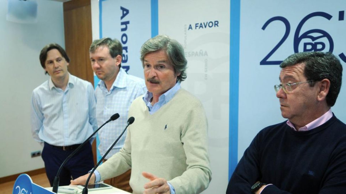 Arturo Pascual, Javier Lacalle, Jaime Mateu y César Rico, ayer, en la sede del Partido Popular de Burgos.-ISRAEL L. MURILLO