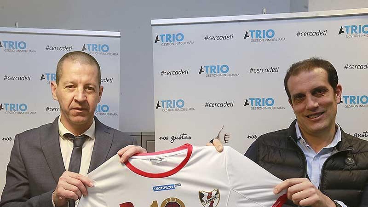 Ibon Begoña junto al director de Atrio Inmobiliaria, Alberto Franco.-Raúl G. Ochoa