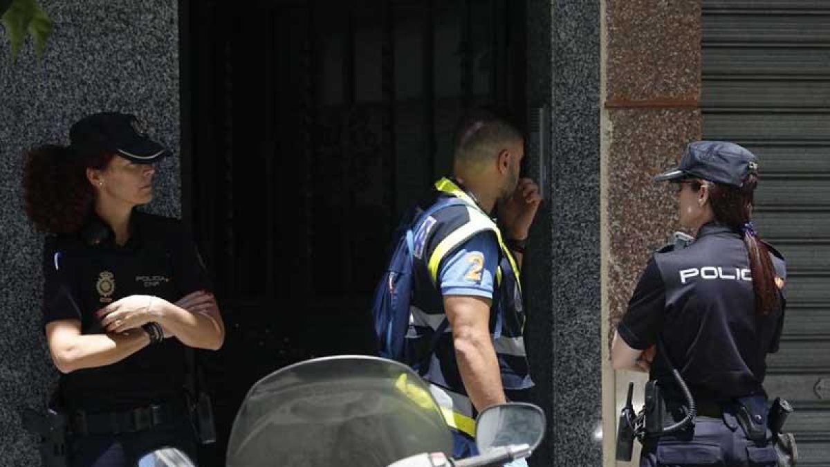 Varios agentes de la Policía Nacional atendiendo un aviso por violencia machista.-EL MUNDO