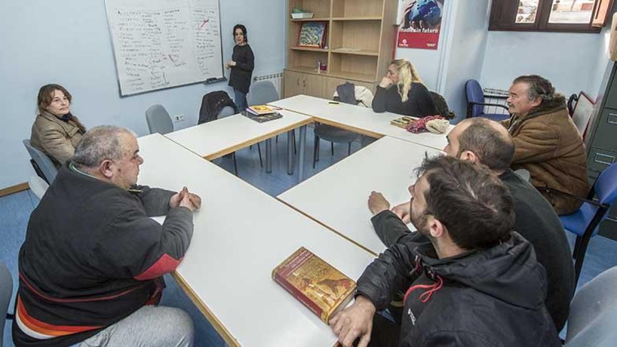 Un grupo de personas participa en uno de los talleres que Cáritas imparte en su sede de la calle San Francisco.-ISRAEL L. MURILLO
