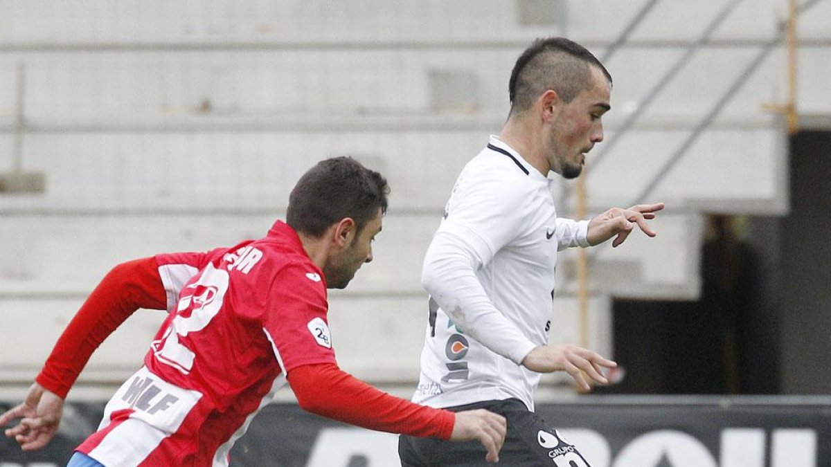 Jon Madrazo conduce el balón ante el Navalcarnero.-SANTI OTERO