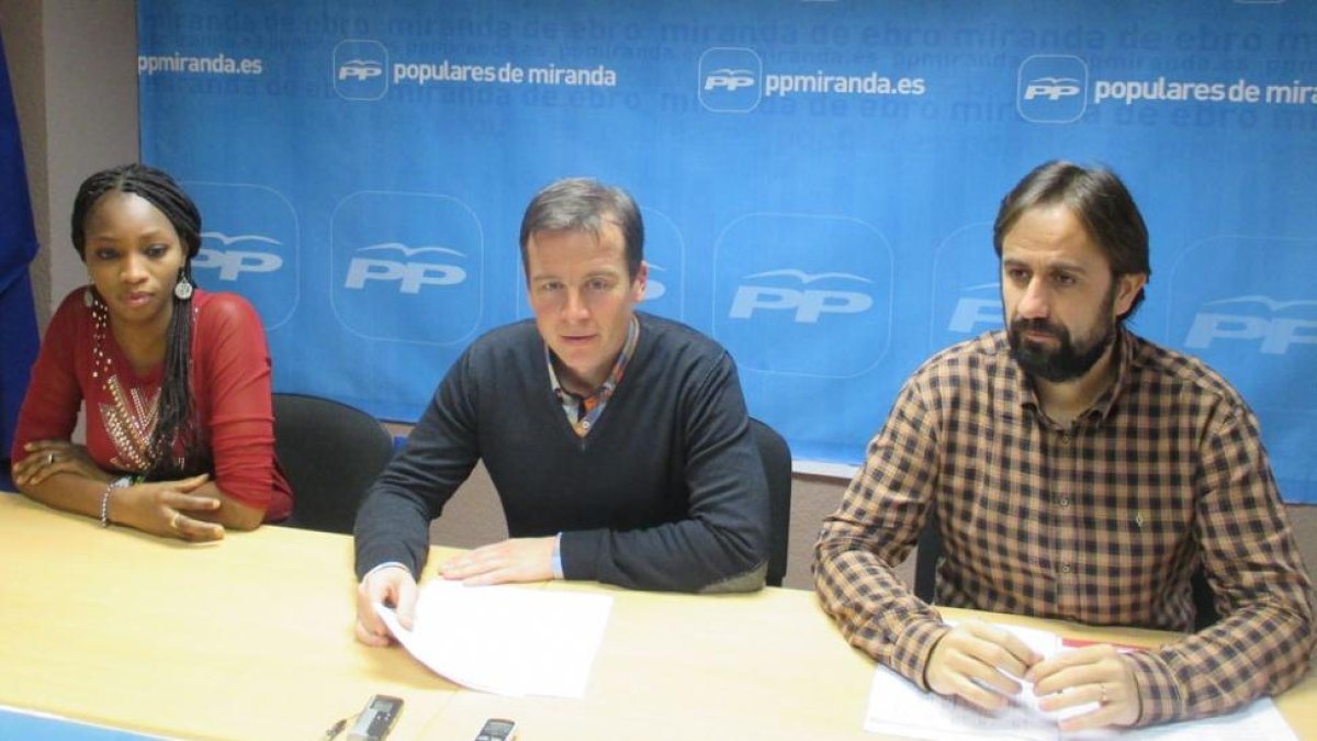 los populares, con Suárez en el centro, durante su comparecencia.-E. M.