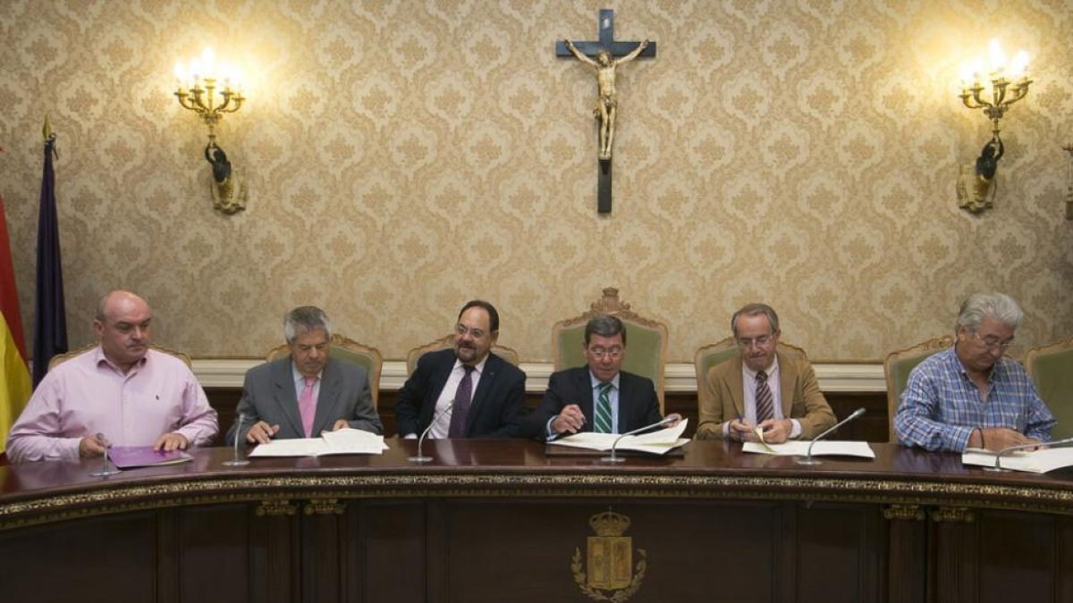 Un momento de la firma celebrada en la mañana de ayer en la Diputación Provincial.-R. O.