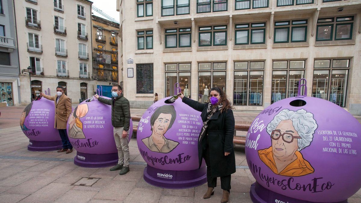 Los ediles de Medio Ambiente, Josué Temiño, y la concejala de Mujer y equidad de género, Estrella Paredes, en la presentación de una campaña solidaria de reciclado de vidrio 'Mujeres con eco'. TOMÁS ALONSO