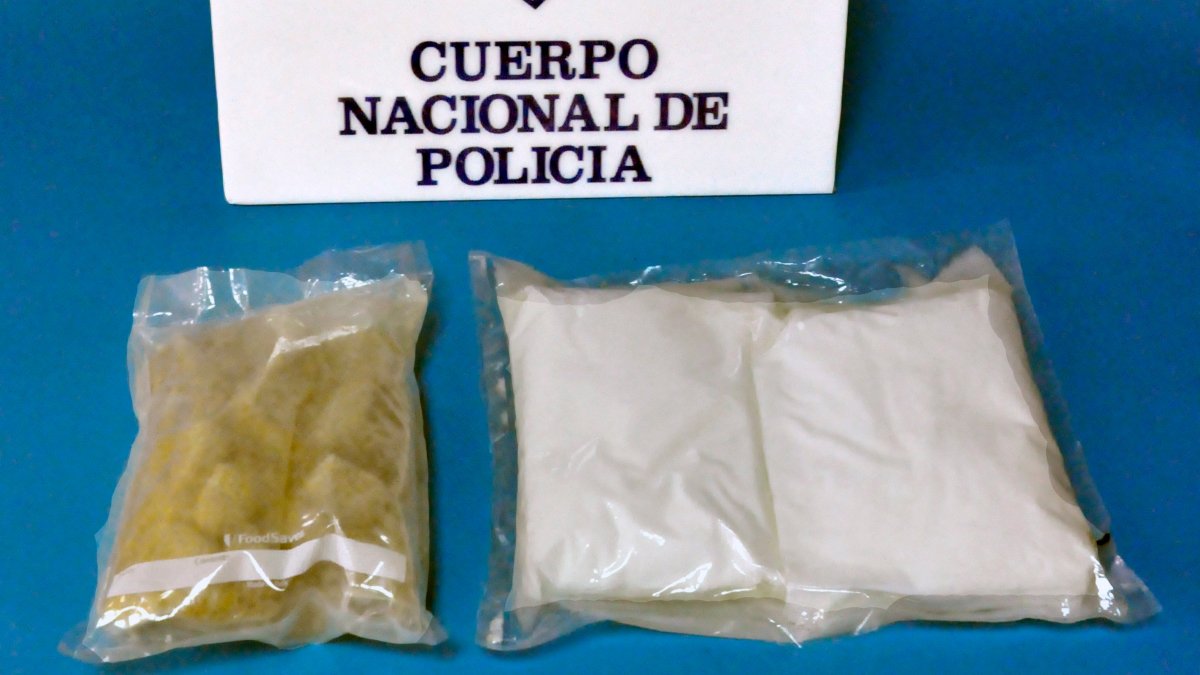 Droga intervenida al detenido. POLICÍA NACIONAL