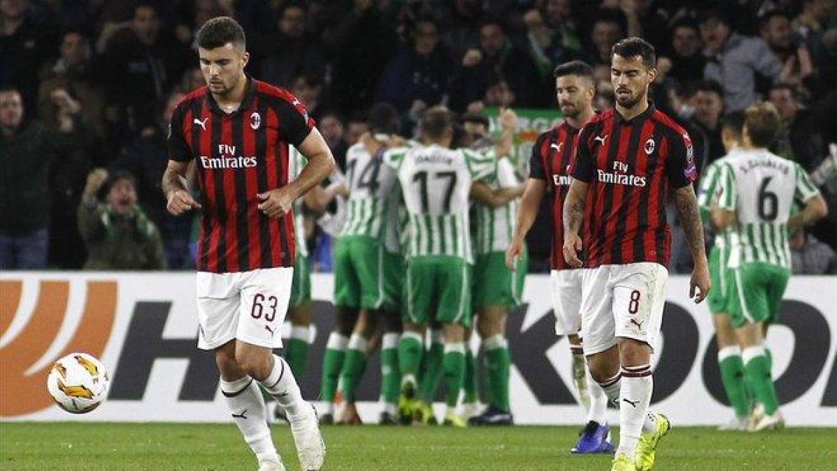 Los jugadores del Milan Cutrone, Suso y Musacchio, tras encajar en el campo del Betis en la pasada Europa Leguae.-AP / MANUEL GÓMEZ