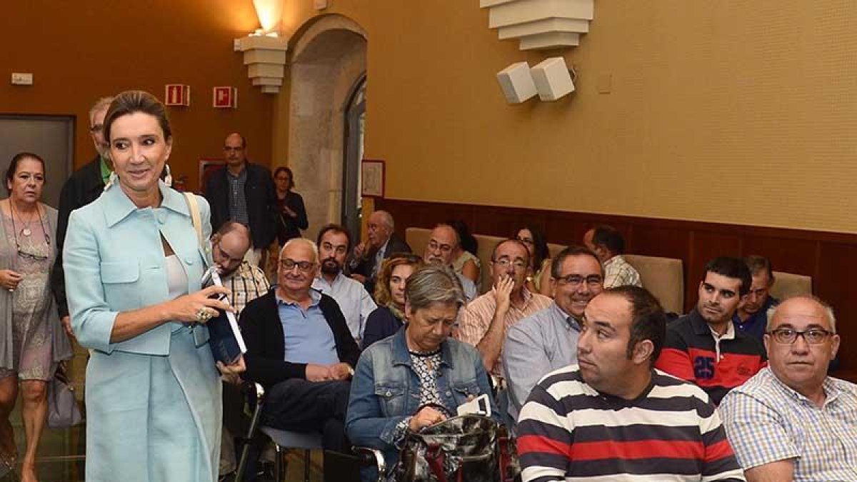 La directora general de Telecomunicaciones de la Junta, María Victoria Seco, a su llegada al Monasterio de San Agustín.-ICAL