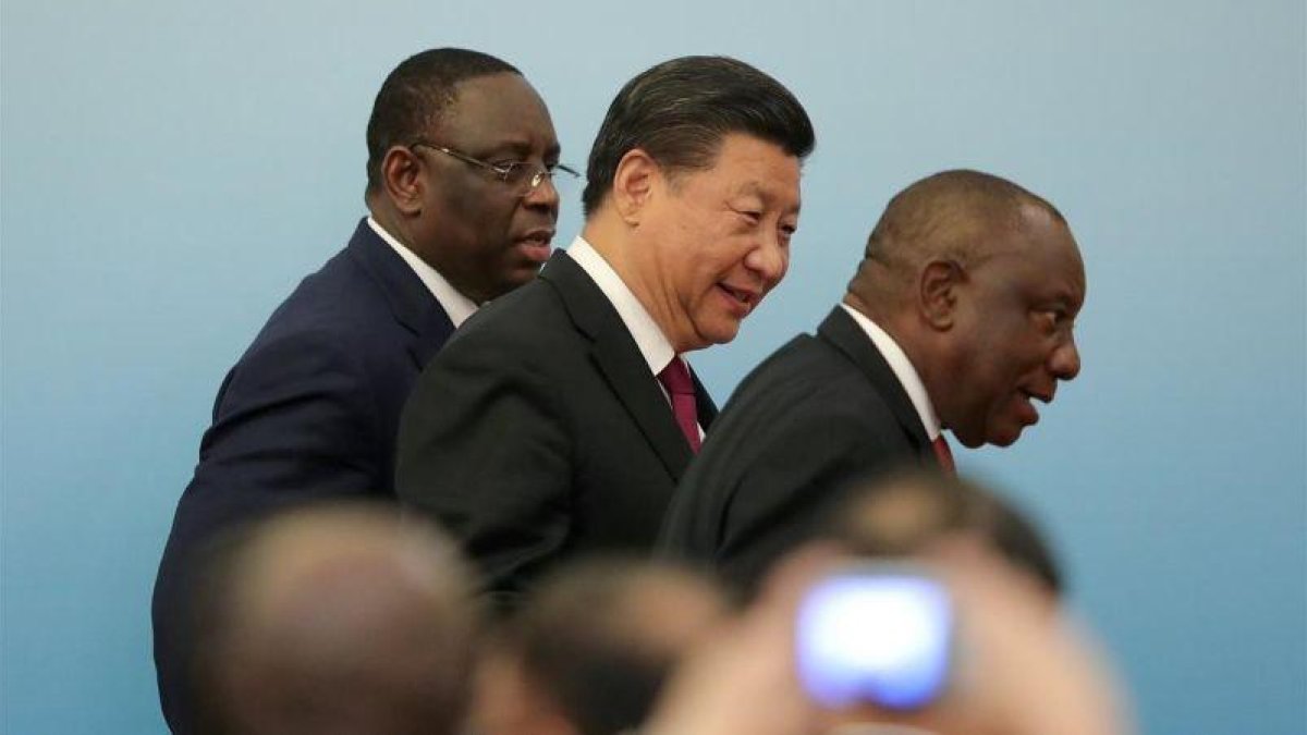 El presidente de China, Xi Jinping, entre los presidente de Sudáfrica, Cyril Ramaphosa, y del Senegal, Macky Sall, durante la cumbre China-África celebrada en Pekín el pasado 4 de septiembre.-LINTAO ZHANG (REUTERS)