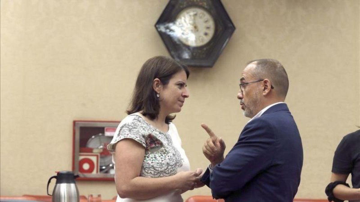 Adriana Lastra y Carles Campuzano, en una reunión de la Diputación Permanente el pasado mes de julio.-DAVID CASTRO