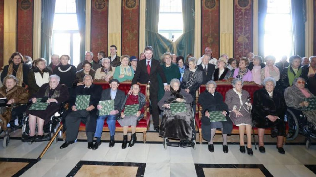 Foto de familia de los centenarios con el alcalde y la concejal de Servicios Sociales, Ana Lopidana.-RAÚL G. OCHOA