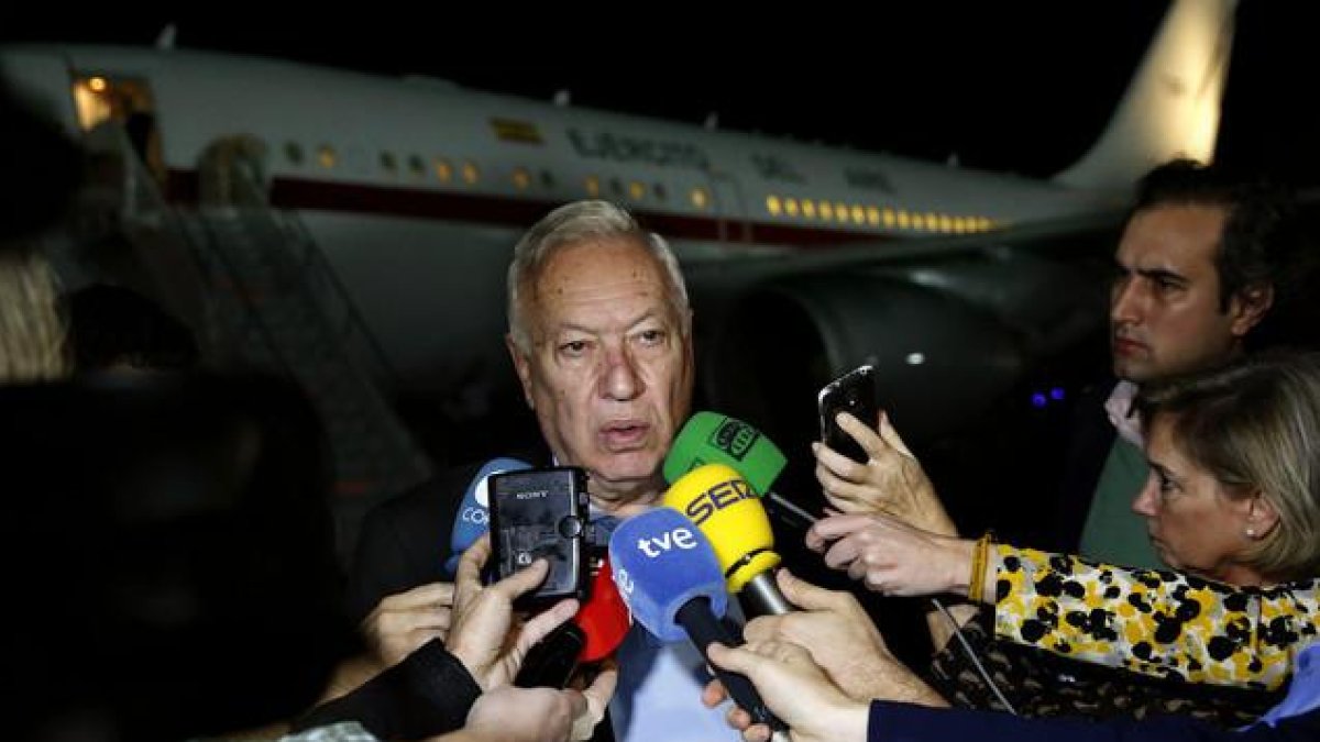 El ministro español de Asuntos Exteriores, José Manuel García-Margallo, contesta a las preguntas de los periodistas a su llegada a Cartagena de Indias.-EFE / CHEMA MOYA