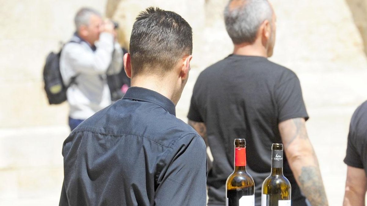 Imagen de un camarero en una terraza de la capital.-ISRAEL L. MURILLO