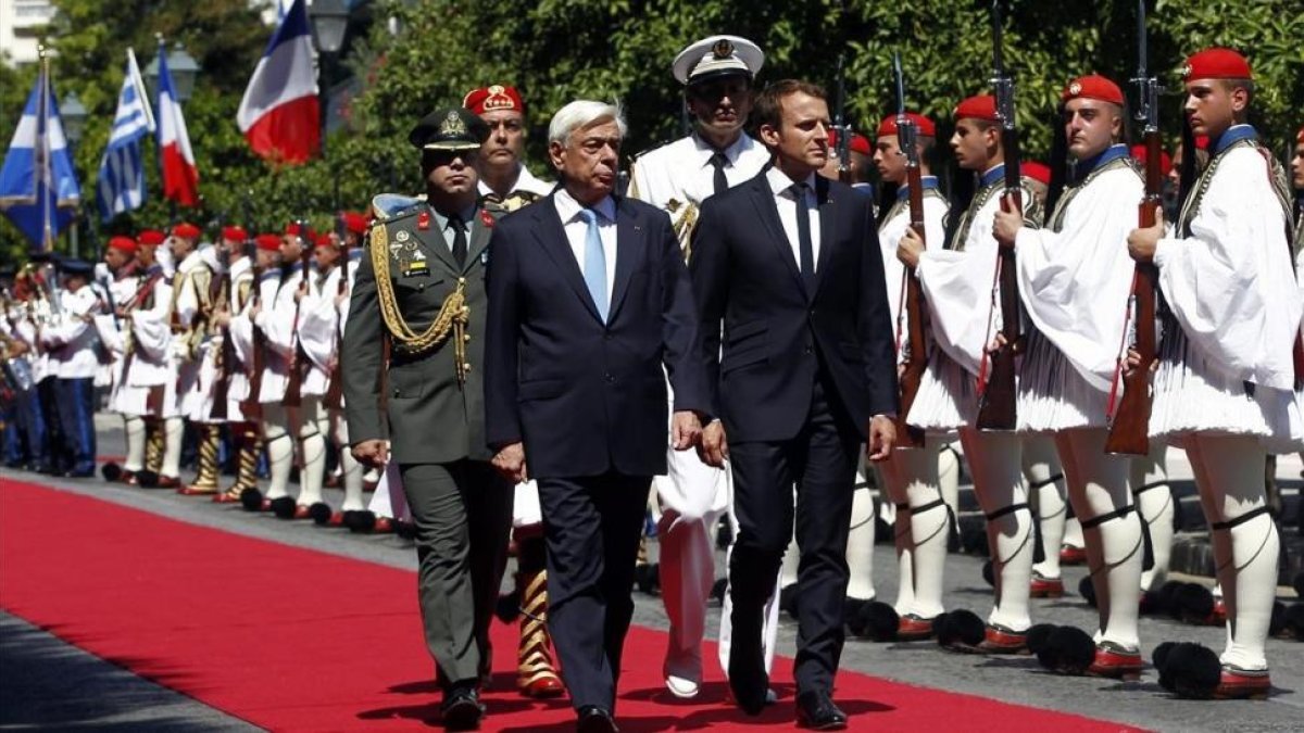Macron, junto a Pavlopoulos, durante la ceremonia de bienvenida en Atenas-EFE / ALEXANDROS VLACHOS