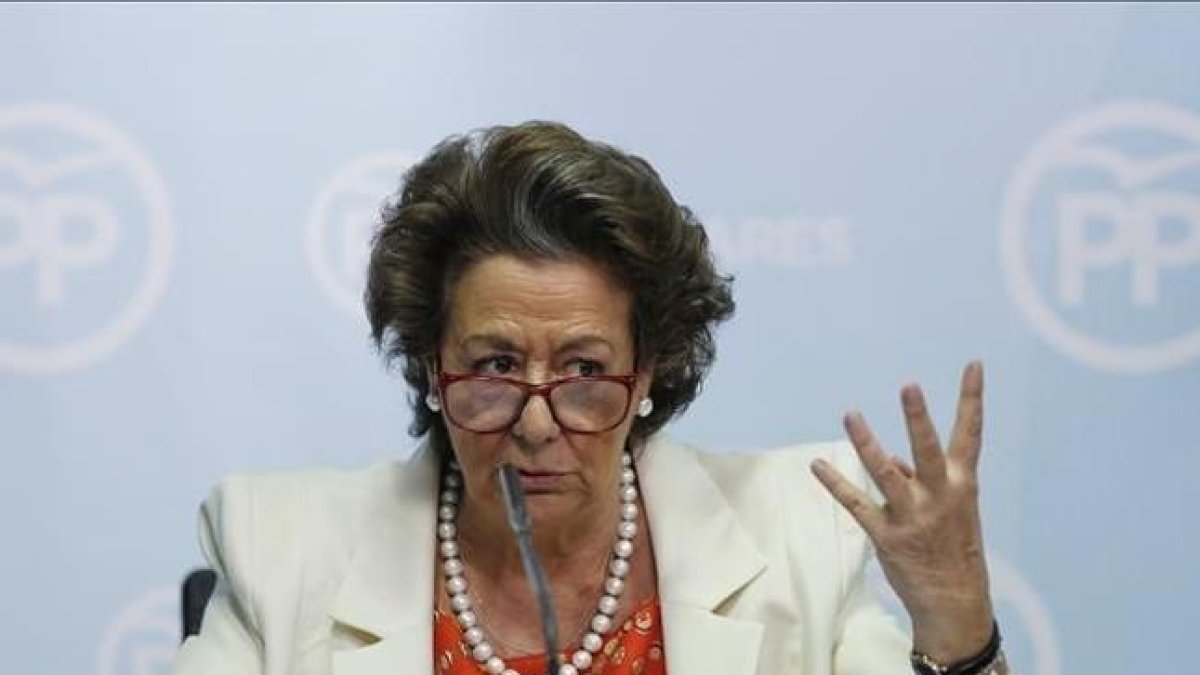 La exalcaldesa de Valencia y senadora del PP, Rita Barberá, durante la rueda de prensa en la que dio explicaciones por el 'caso Imelsa'.-MIGUEL LORENZO