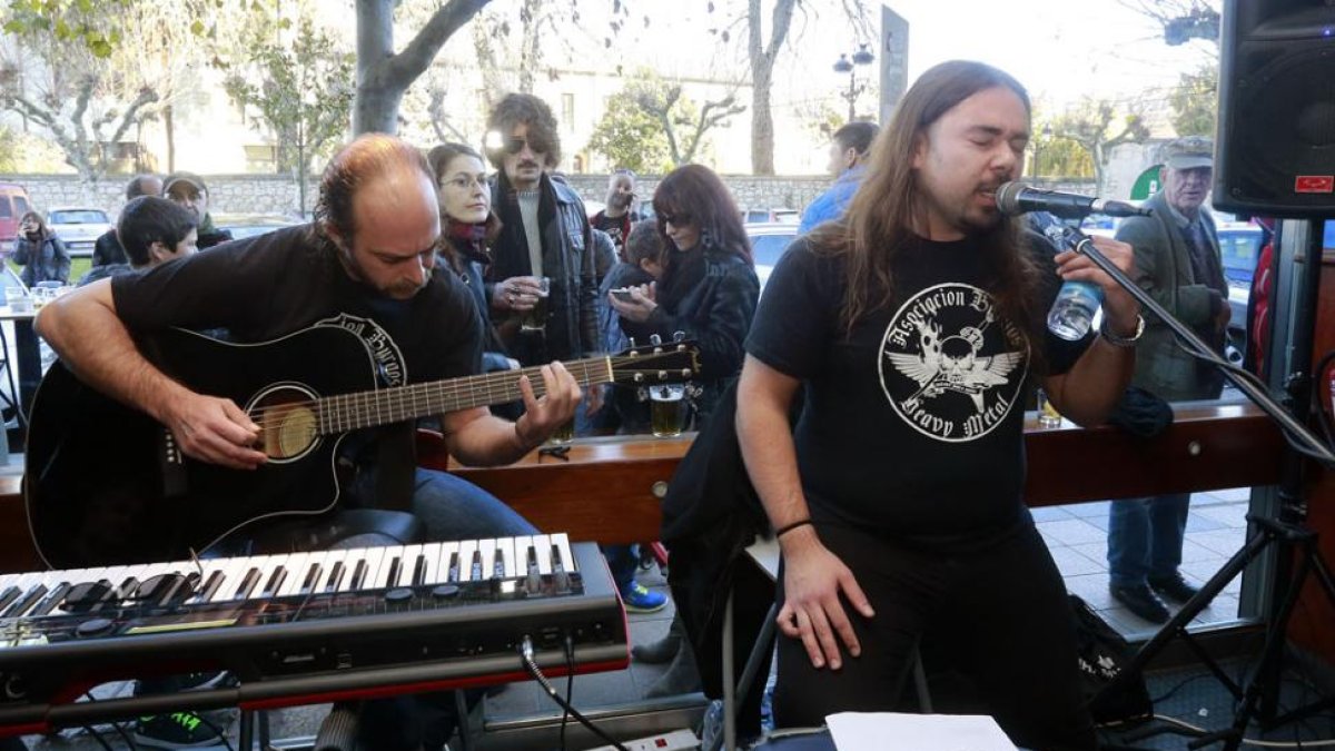 El grupo burgalés Silench Crew realizó uno de los acústicos de la mañana, seguido desde dentro y desde fuera.-Raúl Ochoa