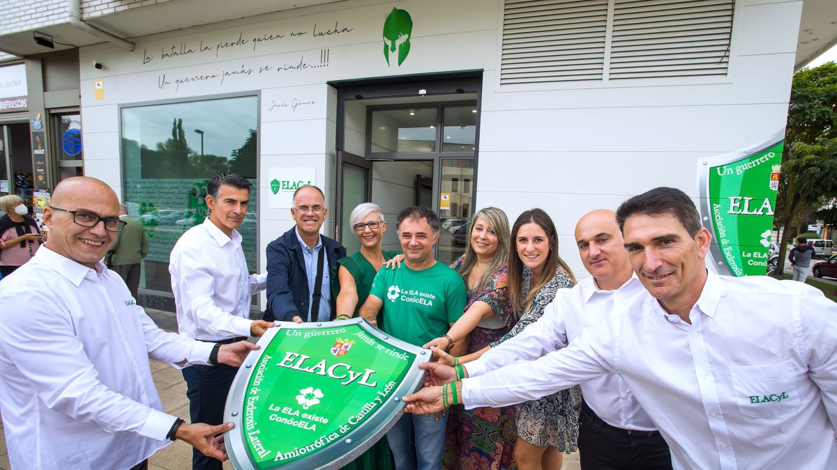 Miembros de la asociación Elacyl frente a su nueva sede, en la calle Claustrillas, 3. TOMÁS ALONSO