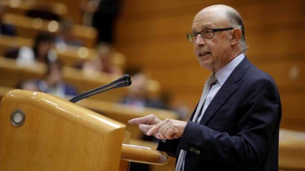 El ministro de Hacienda, Cristóbal Montoro, ha presentado el debate en el Senado de los Presupuestos del Estado como la antítesis al