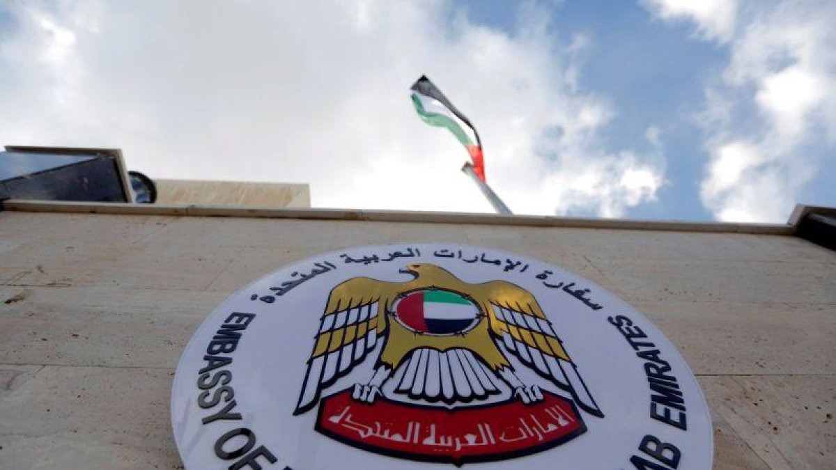 La bandera de Emiratos Arabes Unidos EAU ondea durante la reapertura de su embajada en Damasco Siria El encargado de negocios de EAU en Damasco Abdulhamid Nuaimi invito a otros paises a sumarse a la reapertura de sus embajadas siguiendo el ejemplo de-EPA