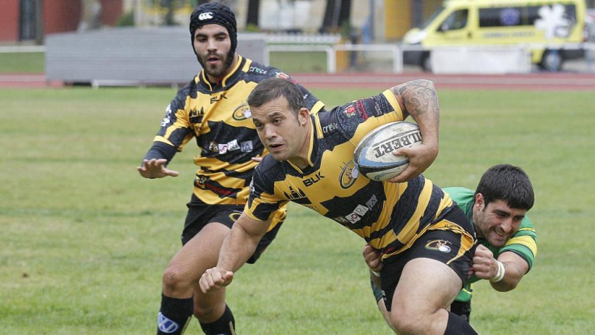 David Martín avanza con el oval.-SANTI OTERO