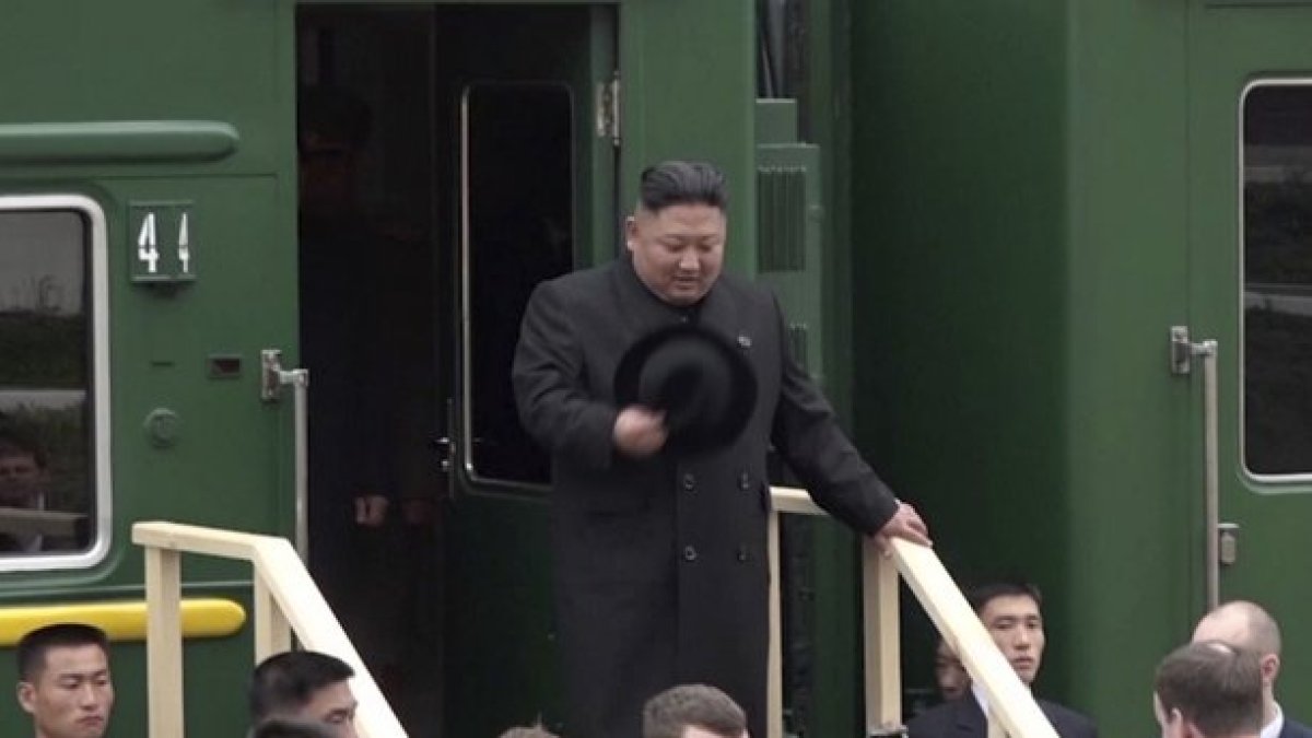 Kim Jong-un baja del tren en la estación de Jasán, en suelo ruso, este miércoles.-PRIMORSKY REGIONAL ADMINISTRATION PRESS SERVICE